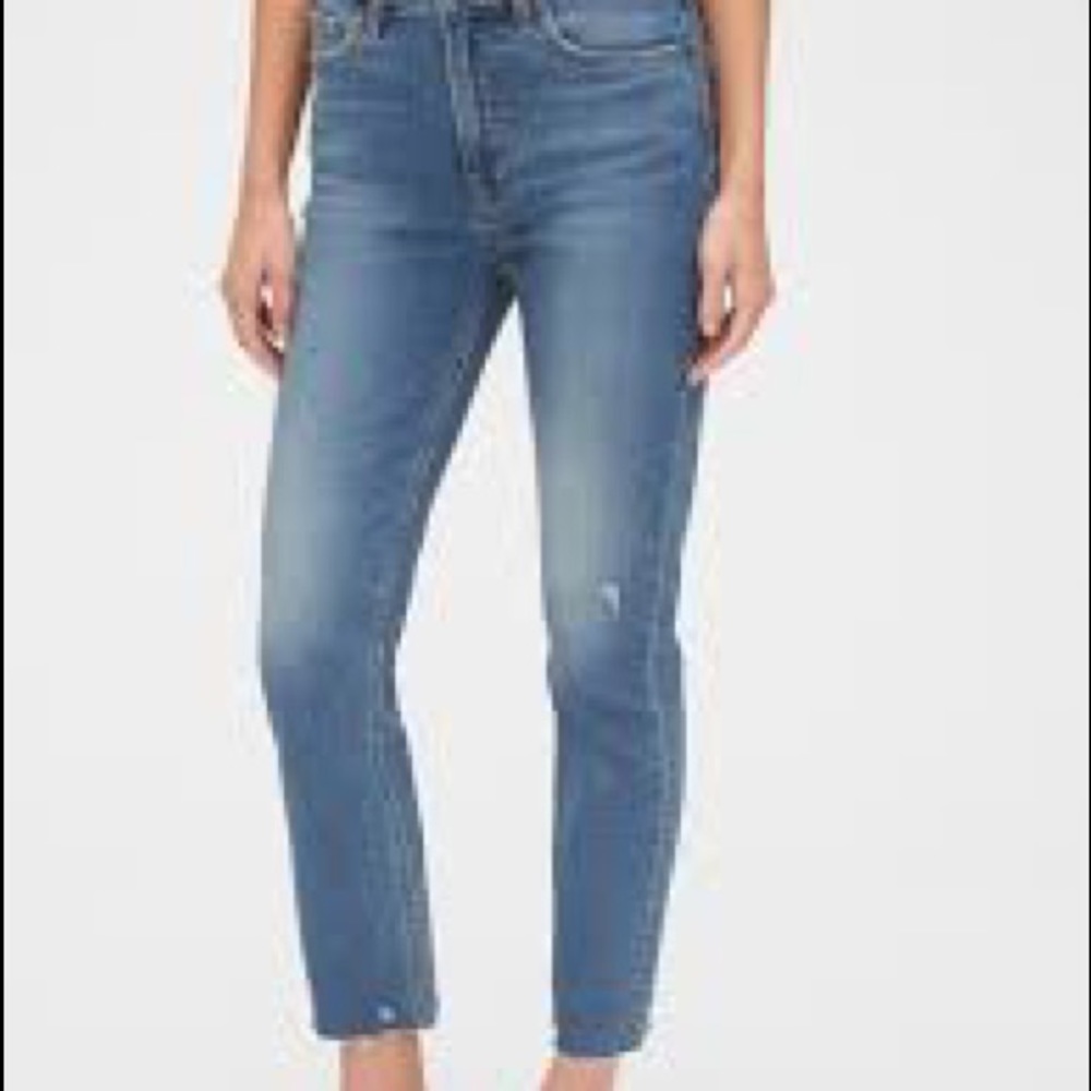 NWOT - Gap High Rise distressed Cigarette jeans